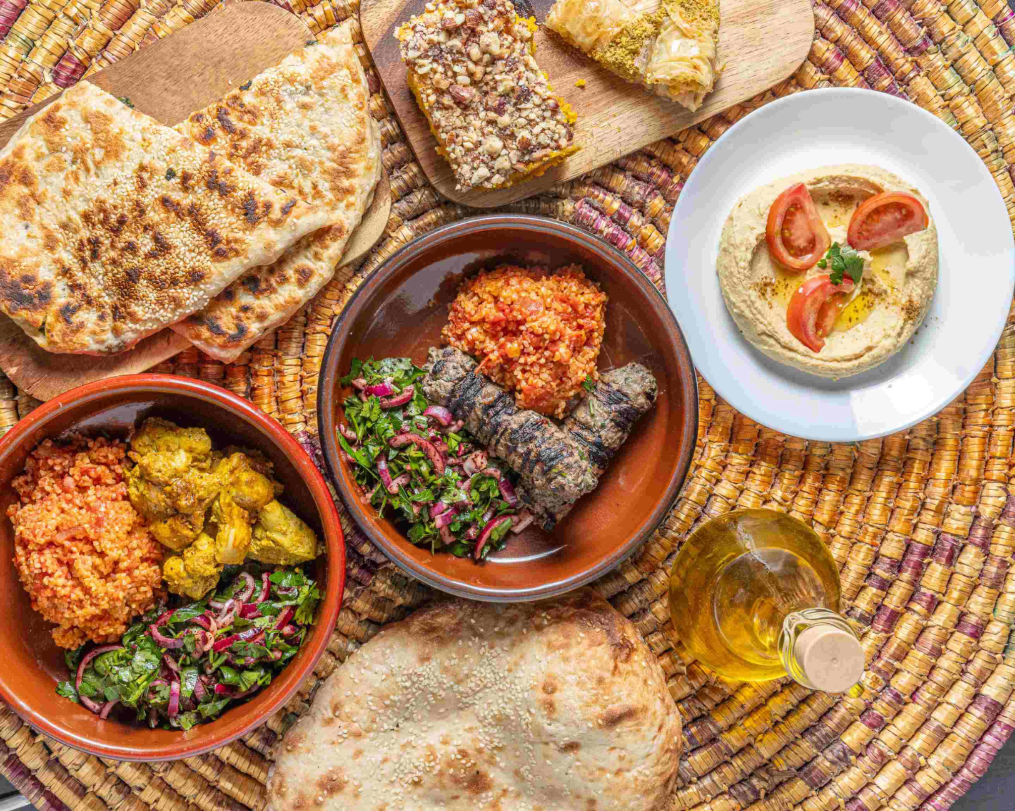 Table garnie avec des plats préparés par Hayat – Délices du Liban
